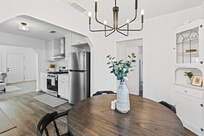 Charming 2-bedroom cottage with WiFi, AC in enjoyable West Sacramento