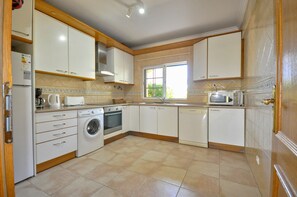 Réfrigérateur, micro-ondes, four, lave-vaisselle