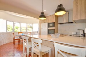 Fridge, microwave, oven, dishwasher - Relax in a 5-bedroom villa with a private pool in Vilamoura. (Vilamoura)