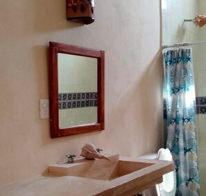 Dusche, Haartrockner, Handtücher, Toilettenpapier