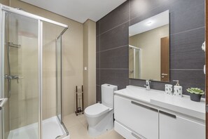 Doccia, asciugacapelli, bidet, asciugamani