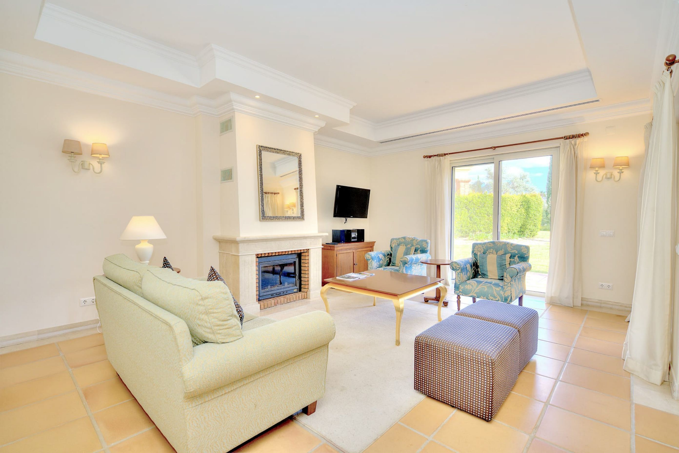 Tv, dvd-spelare och en stereo