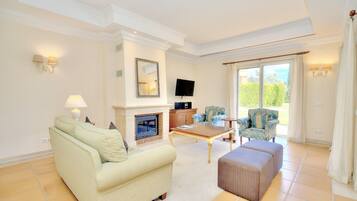 Tv, dvd-spelare och en stereo