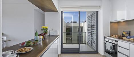 Jääkaappi, mikroaaltouuni, uuni, astianpesukone