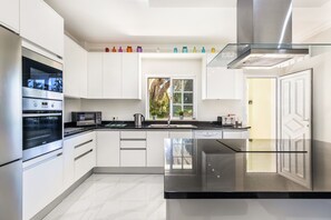 Kjøleskap, mikrobølgeovn, ovn og oppvaskmaskin