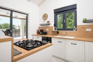 Kylskåp, ugn, diskmaskin och kaffe- och tebryggare