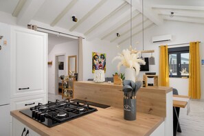 Réfrigérateur, four, lave-vaisselle, cafetière/bouilloire