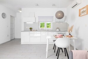 Frigorifero, forno, piano cottura, lavastoviglie