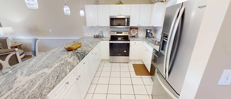 冷蔵庫、電子レンジ、オーブン、コンロ