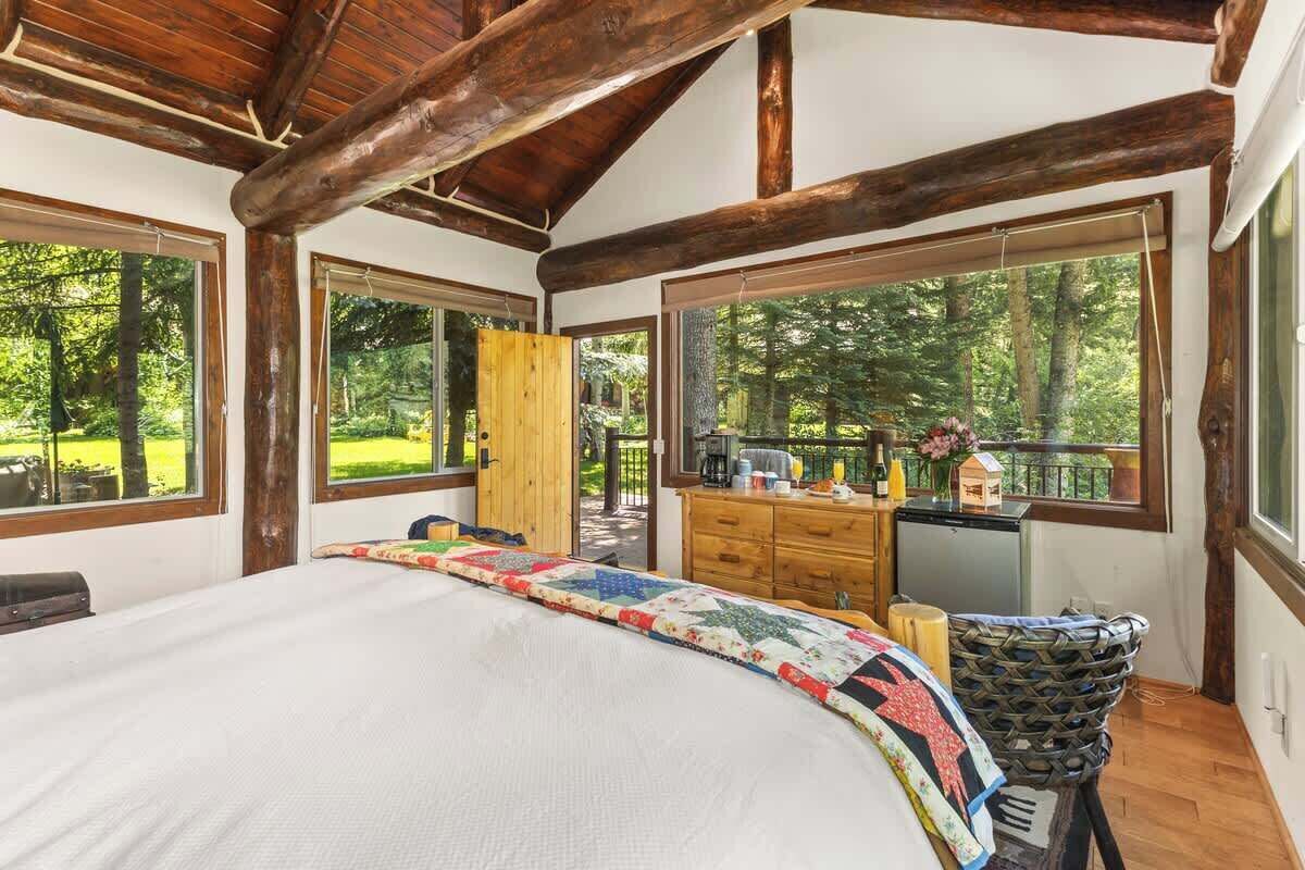 6 bedrooms, iron/ironing board, free WiFi, bed sheets