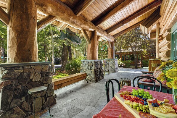 Outdoor dining - Abode at Silvertip | Sweeping Estate with 4 Cabins (Ketchum)