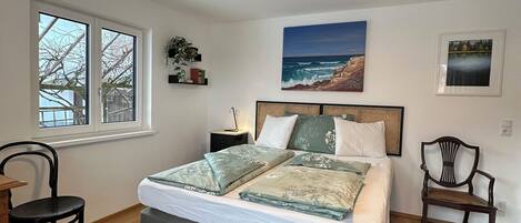 1 habitación, caja de seguridad en la habitación y escritorio