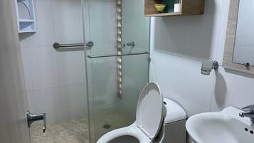 Dusj, håndklær, såpe og toalettpapir