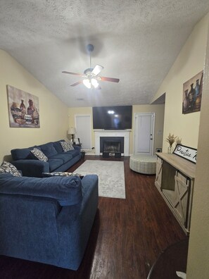 Smart TV, fireplace