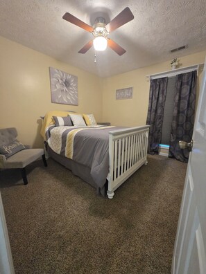 3 habitaciones, tabla de planchar con plancha, wifi y ropa de cama 