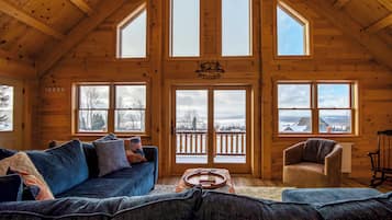 TV connectée, jeux vidéo, baby-foot, livres