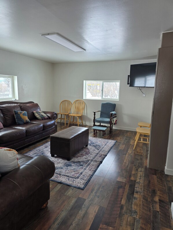 Smart TV - Charming farmhouse at the base of Bell Mountain, hunting area 51, prime location (Howe)