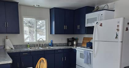 Charming farmhouse at the base of Bell Mountain, hunting area 51, prime location