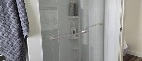 Douche, sĂšche-cheveux, serviettes fournies, savon