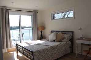 3 bedrooms, desk, WiFi, bed sheets