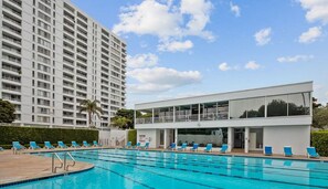Una piscina al aire libre, una piscina climatizada
