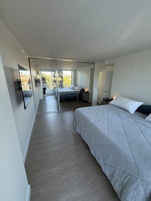 2 chambres, coffre-fort, bureau, fer et planche à repasser