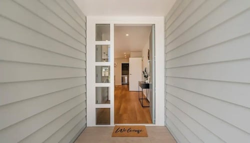 Stunning new 4 bedroom 3 bathroom home close
to town and the beach in Whitianga