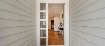 Stunning new 4 bedroom 3 bathroom home close
to town and the beach in Whitianga