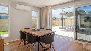 Dining - Stunning new 4 bedroom 3 bathroom home close
to town and the beach in Whitianga (Whitianga)