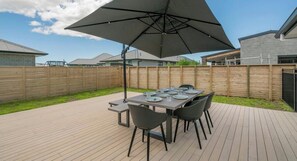 Outdoor dining - Stunning new 4 bedroom 3 bathroom home close
to town and the beach in Whitianga (Whitianga)