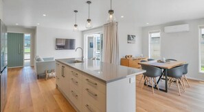 Interior - Stunning new 4 bedroom 3 bathroom home close
to town and the beach in Whitianga (Whitianga)