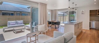 Stunning new 4 bedroom 3 bathroom home close
to town and the beach in Whitianga