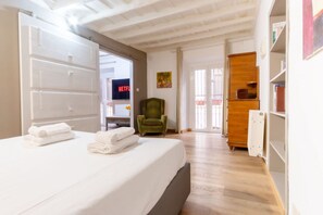 2 Schlafzimmer, Schreibtisch, Bügeleisen/Bügelbrett, Reisekinderbett
