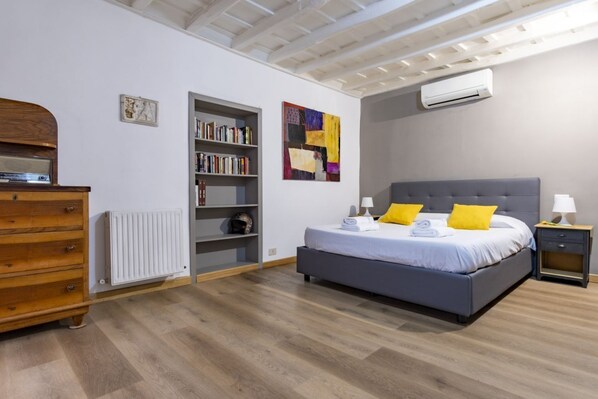 2 habitaciones, escritorio y tabla de planchar con plancha 