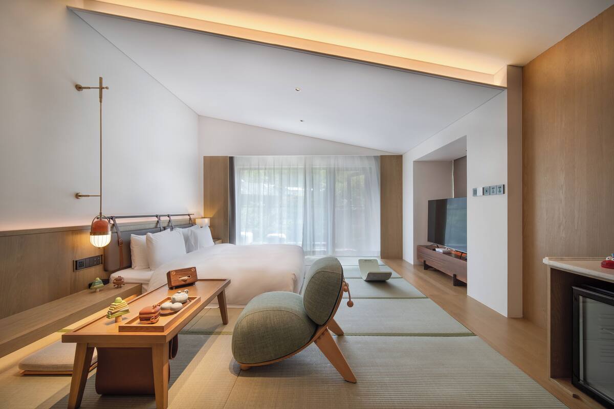 Phòng 3, quang cảnh đồi núi | Bộ đồ giường cao cấp, chăn bông, nệm cao su hoạt tính (memory foam) 