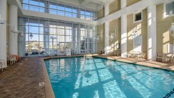 Een binnenzwembad en een verwarmd zwembad