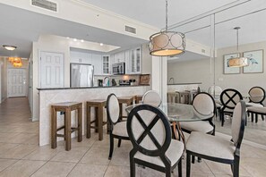 Dining - Gulf Views⛱️- Pools-Walk to Restaurants⛱️ Walk to Beach- Wave Whisper🔆 (Miramar Beach)