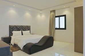 2 hálószoba, laptophoz jól használható munkafelület és sötétítőfüggöny