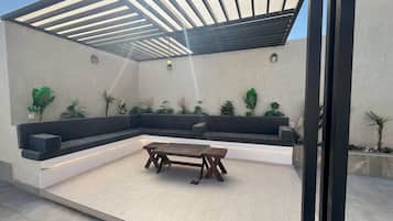 2 habitaciones, espacio para trabajar con laptop y cortinas blackout