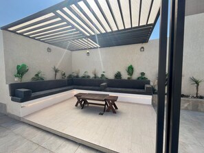 2 habitaciones, espacio para trabajar con laptop y cortinas blackout 