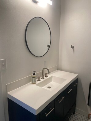 Hair dryer, towels, soap, toilet paper - The Hideout-Unit B
 (Austin)
