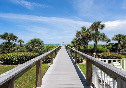 Enchanting 2-Bedroom Ground Floor Beach Condo at Cape Canaveral WiFi & AC
