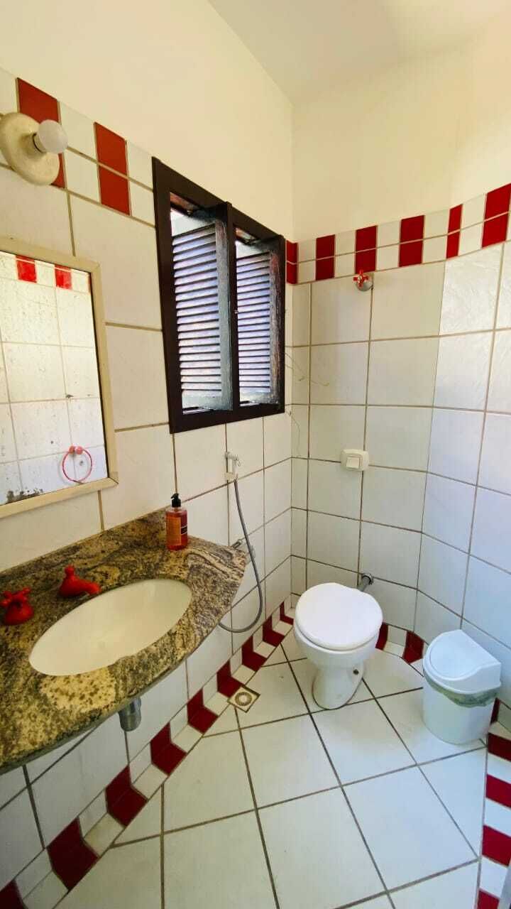 Un baño con lavamanos, inodoro y ventana.