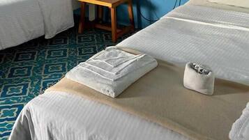 Habitación cuádruple clásica, vista al jardín | Wifi gratis