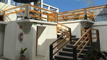 Habitación doble clásica, vista al jardín | Área de sala de estar