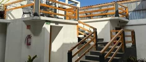 Habitación doble clásica, vista al jardín | Área de sala de estar