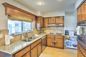 Køleskab, mikrobølgeovn, ovn, kogeplade