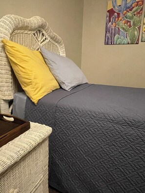 2 habitaciones, escritorio y tabla de planchar con plancha 