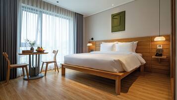 1 bedroom, desk, laptop workspace, soundproofing