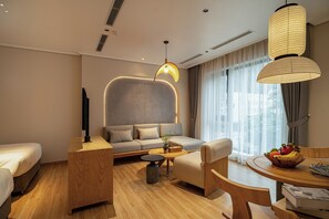 Desk, laptop workspace, soundproofing, free WiFi - Nam Dat Hotel by D'Lecia Ha Long (Ha Long)